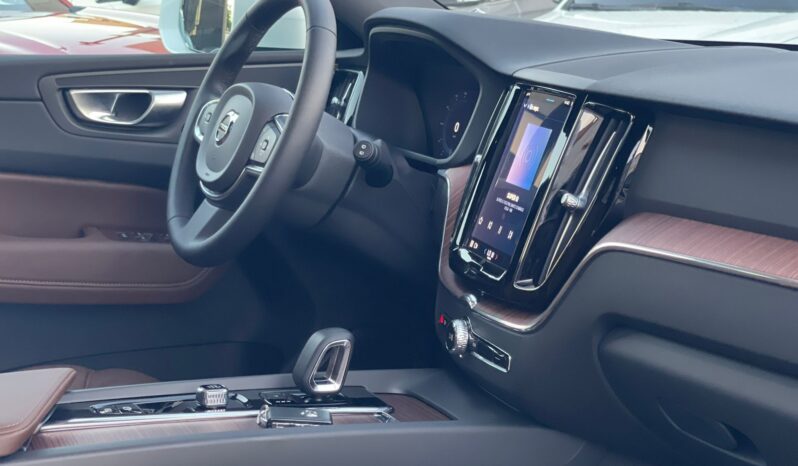 Volvo XC60 Plus B5 2024 lleno