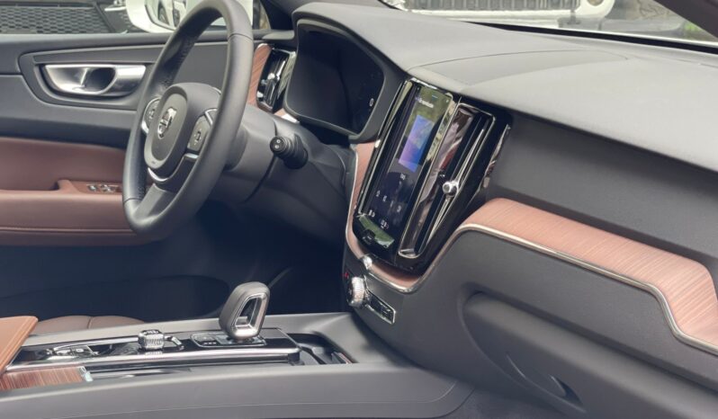 VOLVO XC60 B5 PLUS 2024 lleno