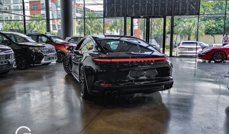 Porsche Panamera 4 2025 lleno