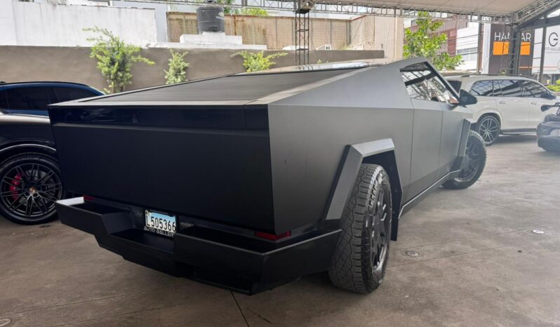 TESLA CYBERTRUCK FOUNDATION SERIES 2024 lleno